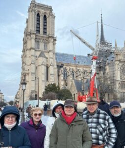 Balade à la cathédrale de Paris, le groupe à l'extérieur