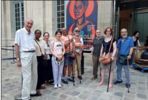 Le groupe, après la visite d'une exposition en 2023